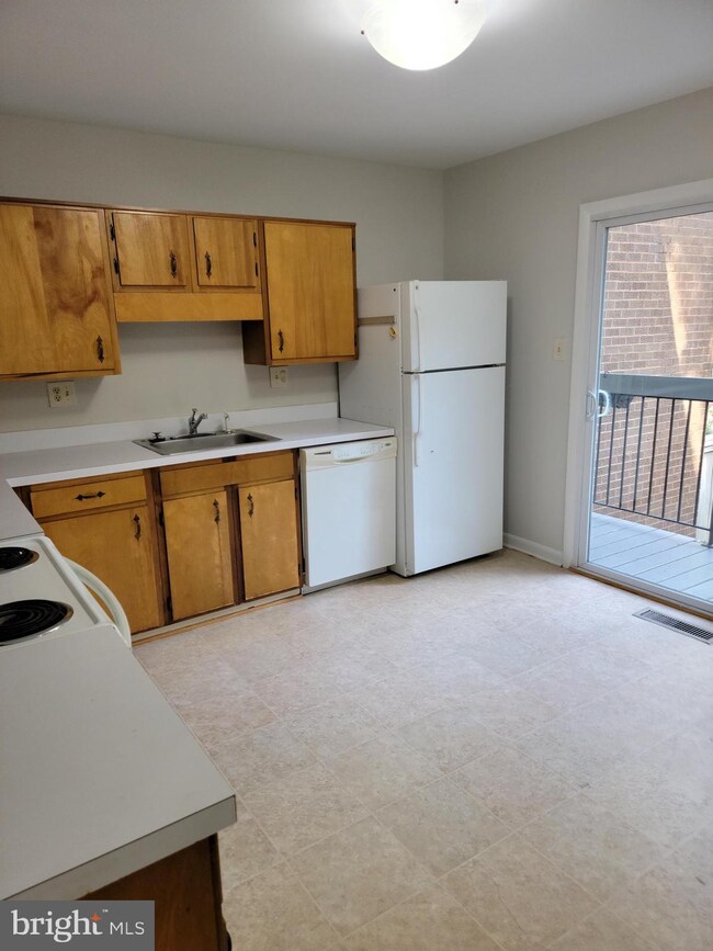 12001 Insha Ct, Reston, VA 20191 - photo 5