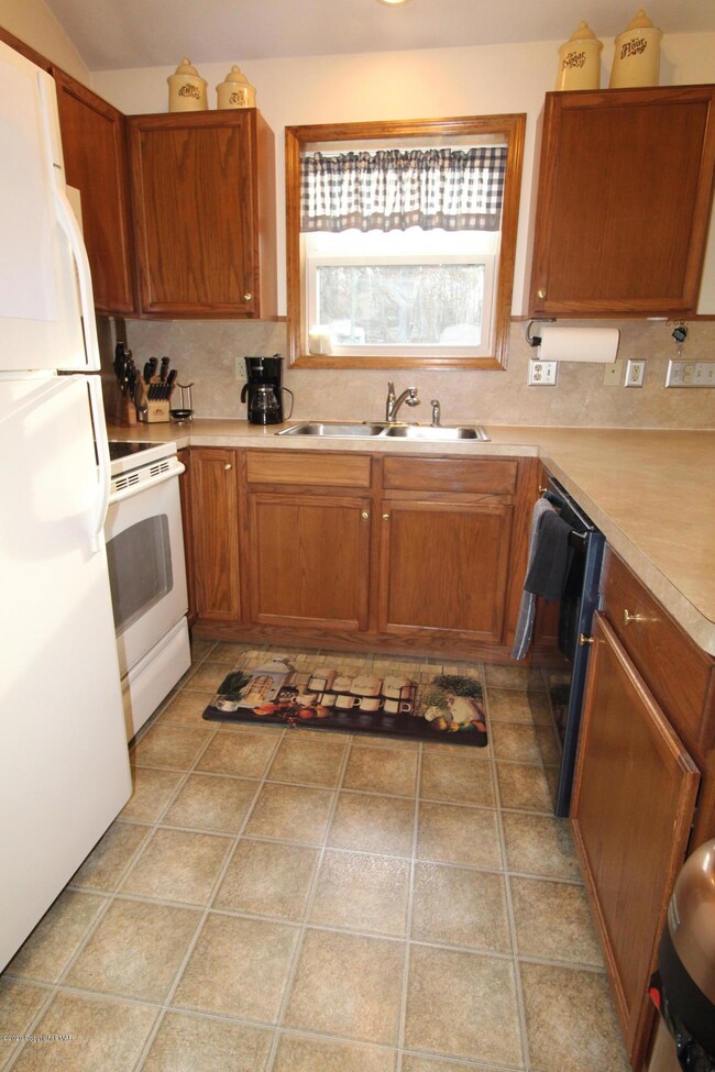 639 Behrens Rd, Jim Thorpe, PA 18229 - photo 3