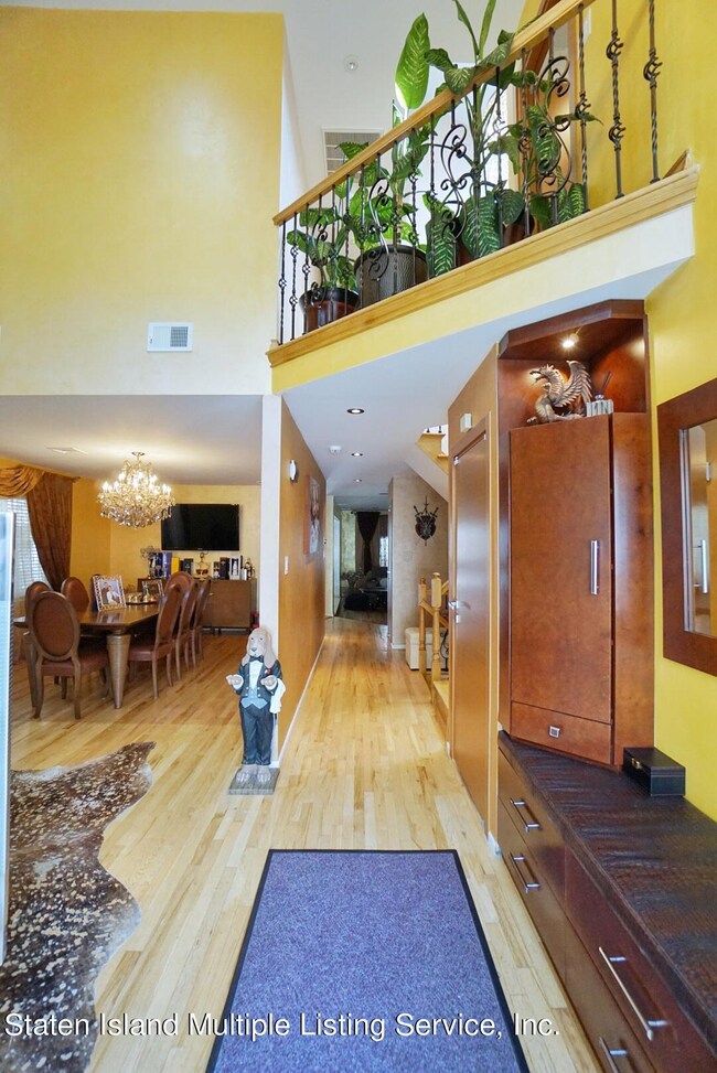 (8) ENTRY FOYER