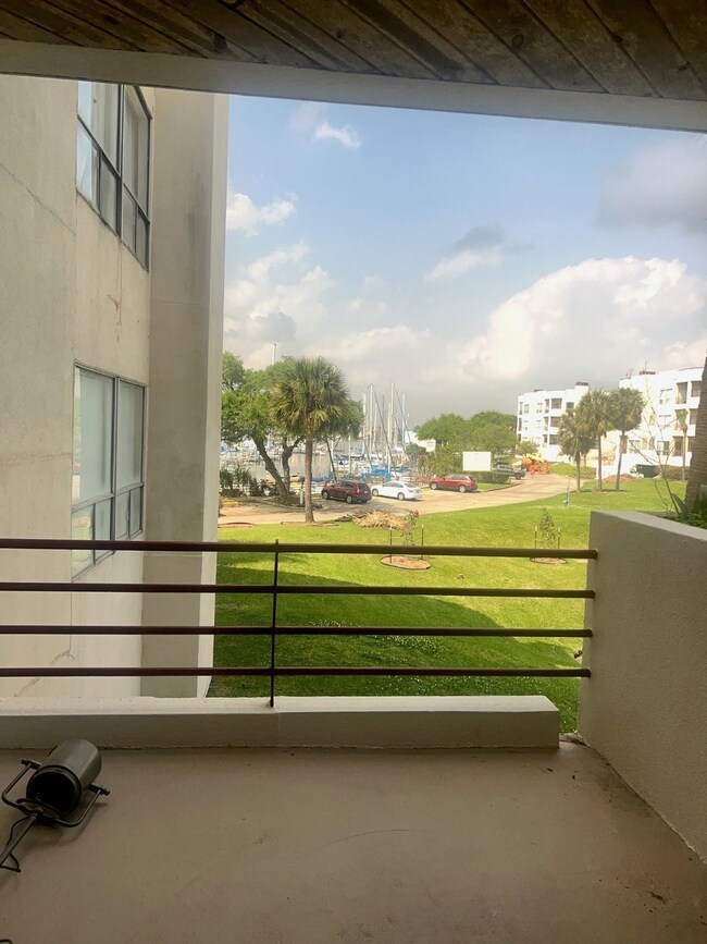1306 Marina Bay Dr unit 311C, Clear Lake Shores, TX 77565 - photo 6