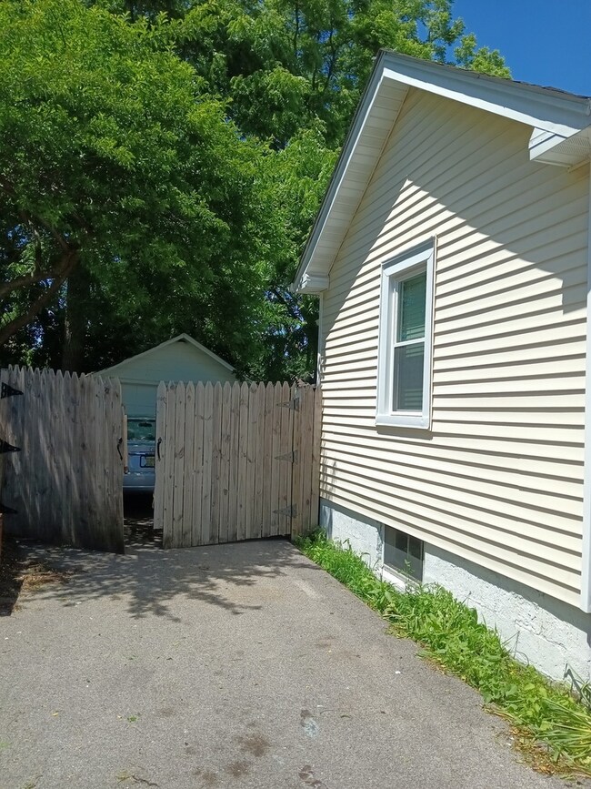 438 S Fulton Ave, Waukegan, IL 60085 - photo 6