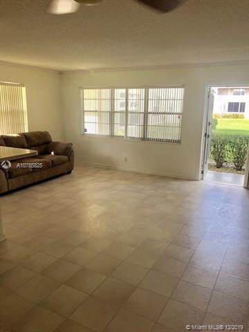 316 Camden M unit 316, West Palm Beach, FL 33417 - photo 3