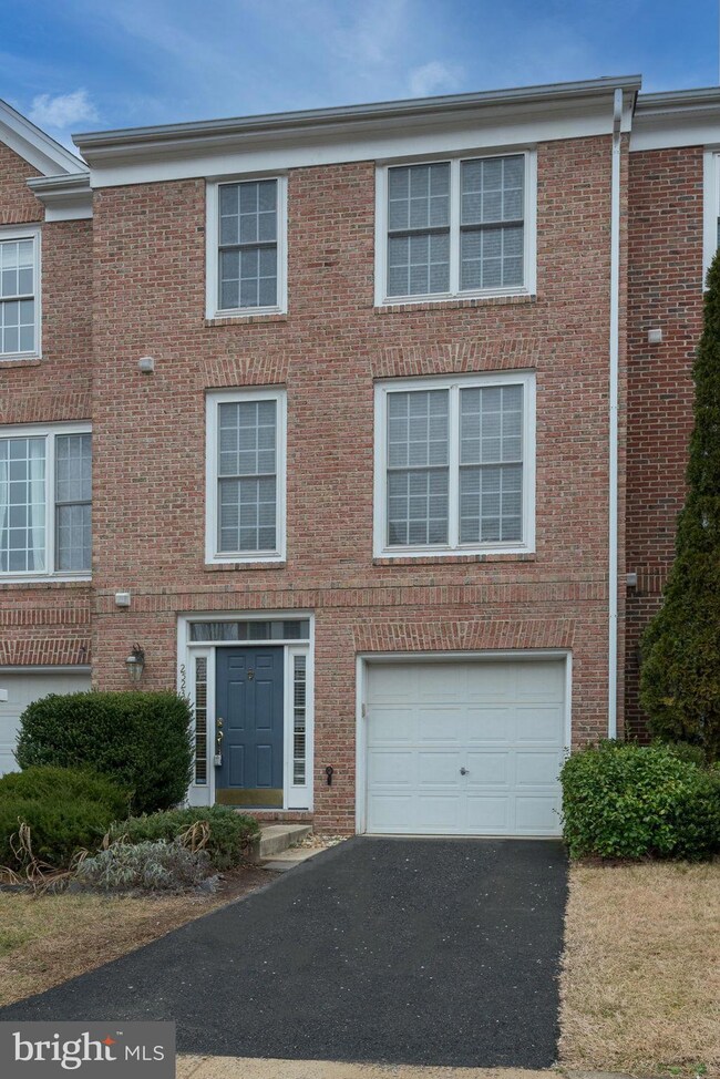 25234 Dunvegan Square, Chantilly, VA 20152 - photo 4