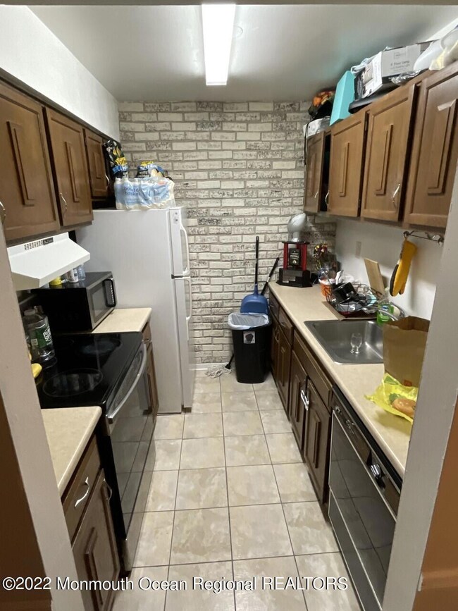 R11 Avon Dr, East Windsor, NJ 08520 - photo 5