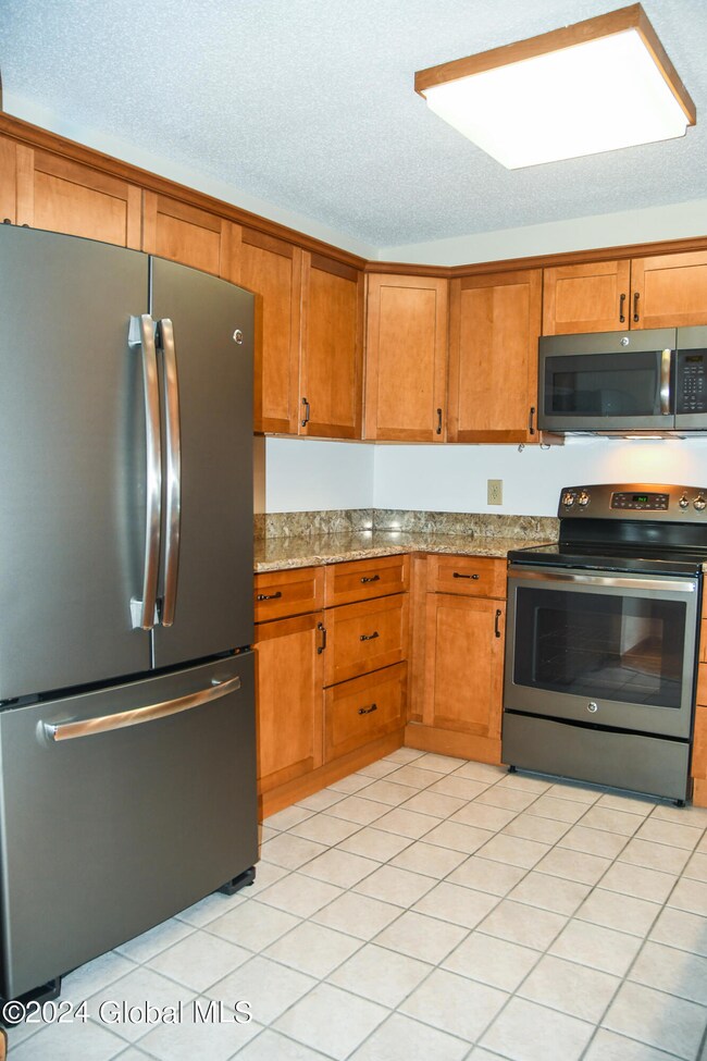 80 Surrey Hill Dr, Latham, NY 12110 - photo 3