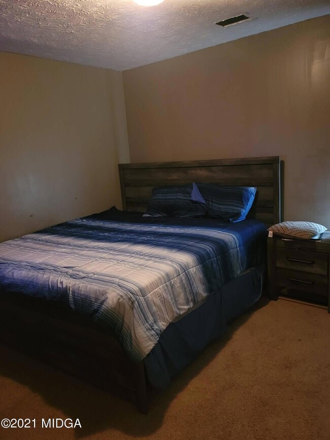 611 crabapple bedroom1