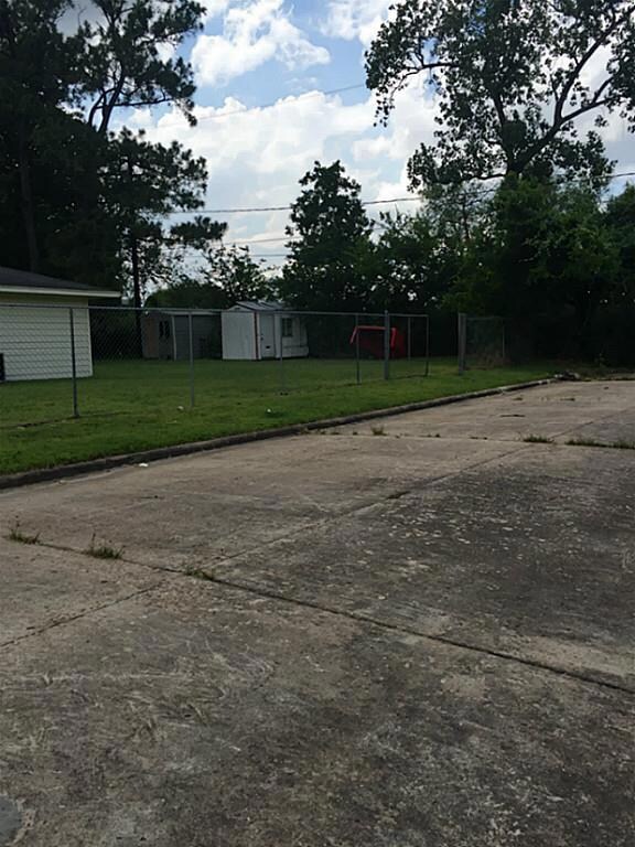 1402 W Donovan St, Houston, TX 77091 - photo 3