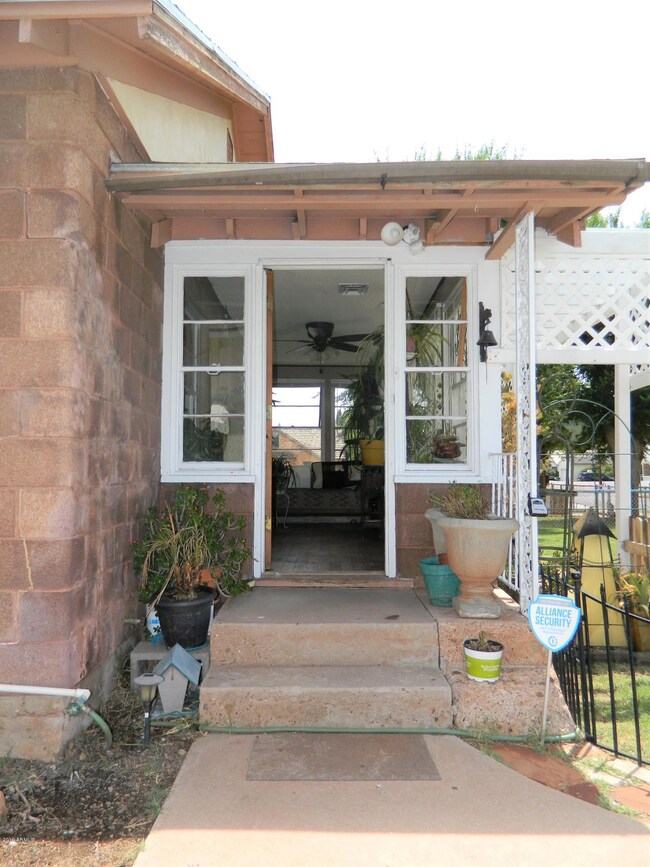 706 W Maple St, Winslow, AZ 86047 - photo 4