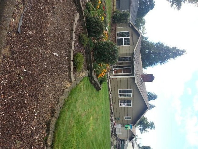 461 N 5th St, Central Point, OR 97502 - photo 4