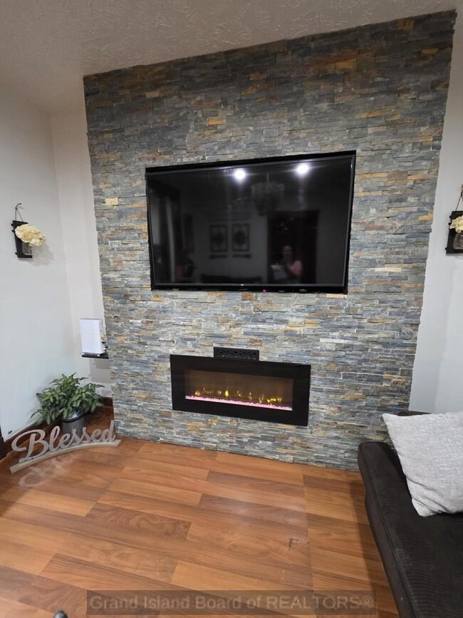 1322 W 5th St, Grand Island, NE 68801 - photo 3