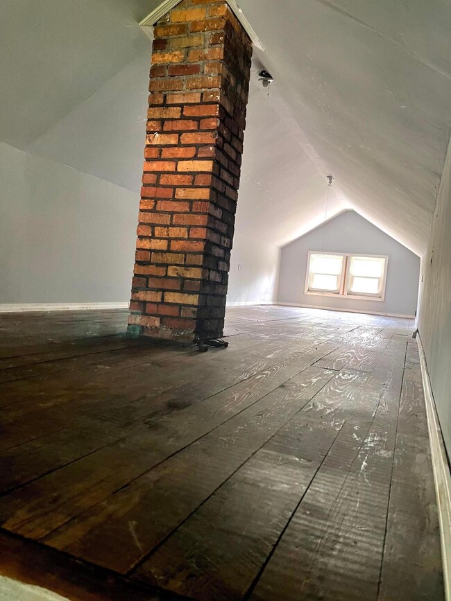 1372 Aberdeen Attic