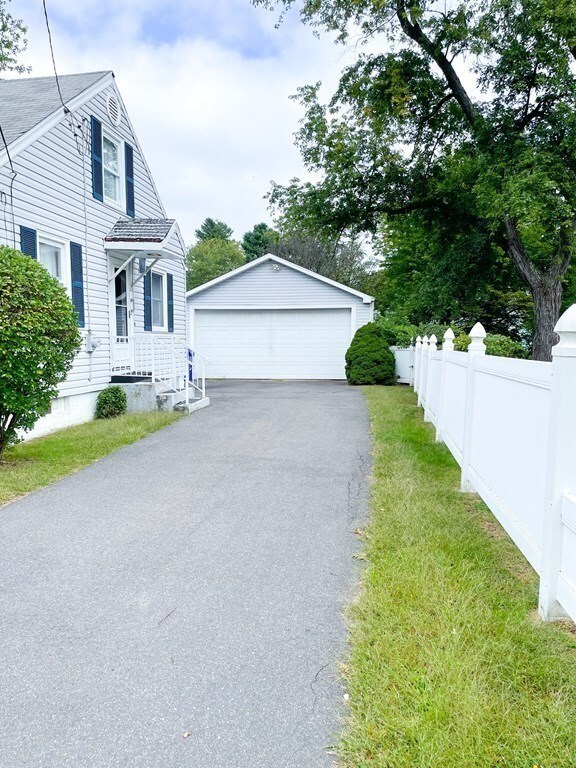 38 Malcolm Rd, Springfield, MA 01109 - photo 2