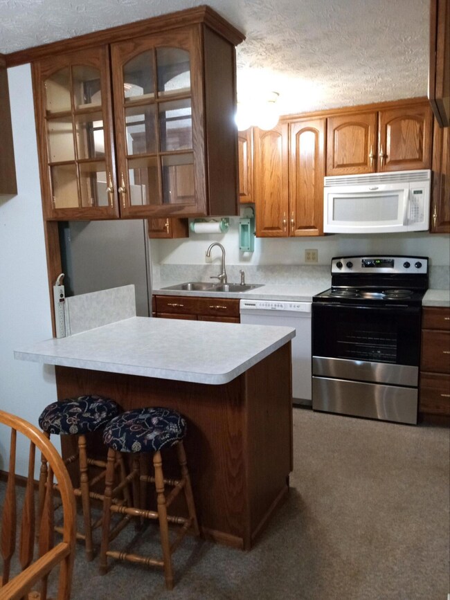 2933 Fleet Rd, Columbus, OH 43232 - photo 4