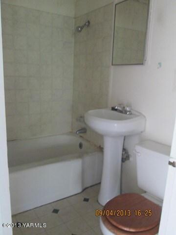 HUD 208 Elm St Grandview RTL 9-4-13 058