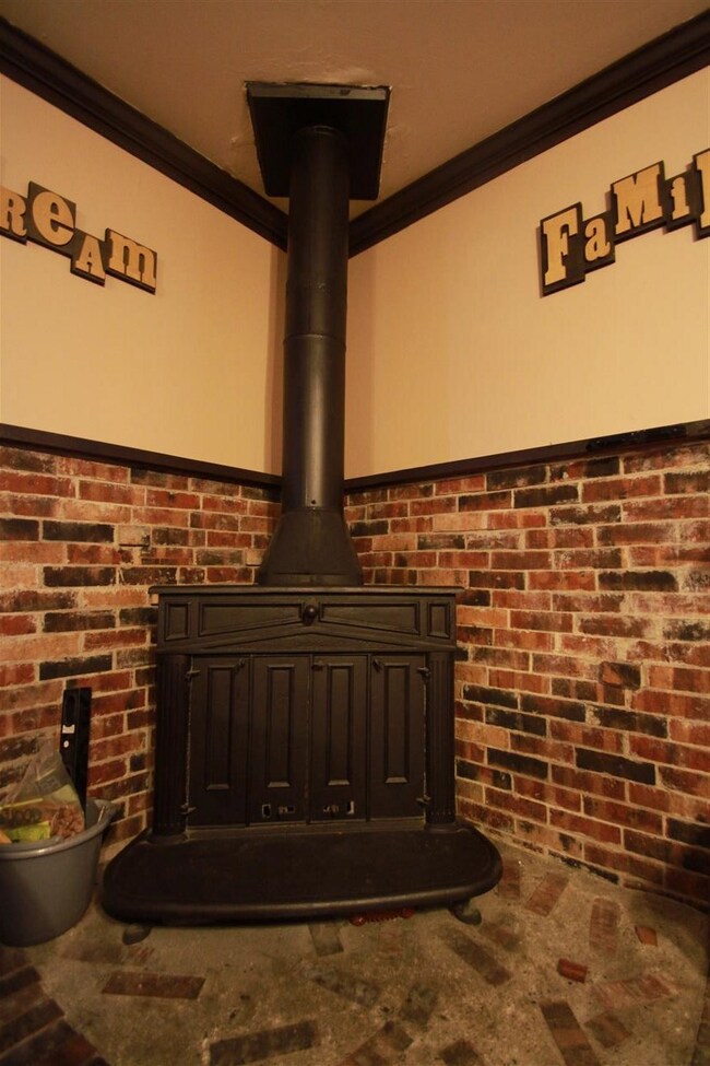 2910 W 9th St, Waterloo, IA 50702 - photo 4