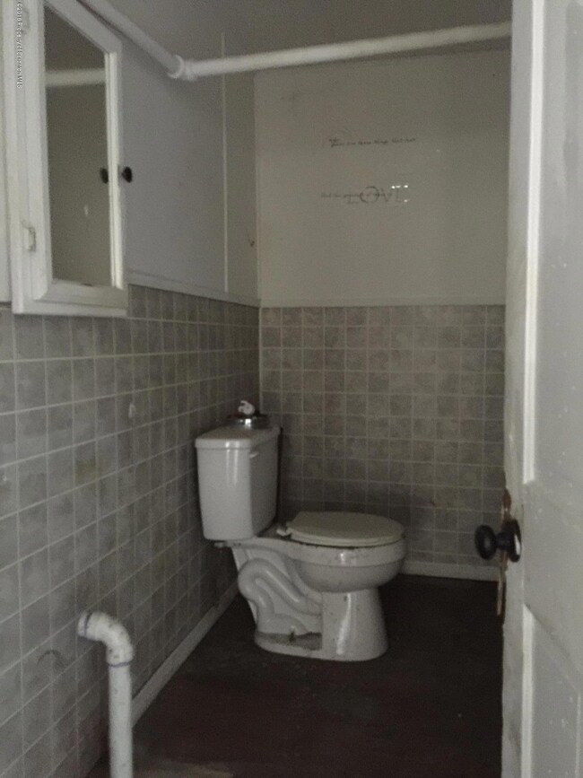 102 W Grove St, Dunmore, PA 18509 - photo 4