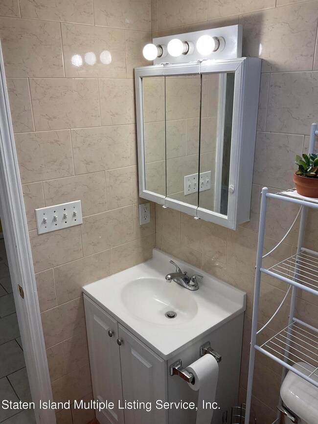 14 Dartmouth Loop unit Bsmnt, Staten Island, NY 10306 - photo 5