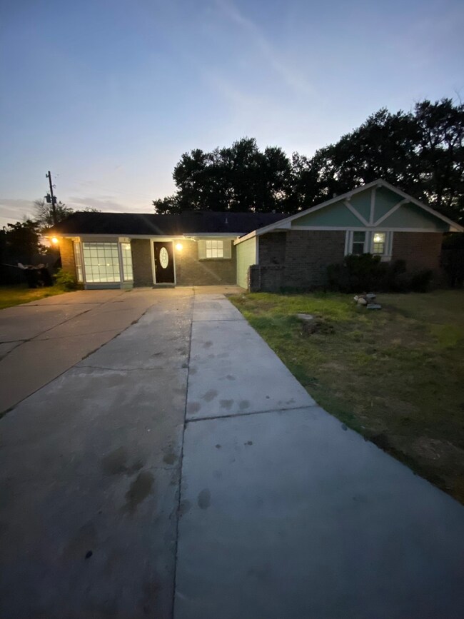 6438 King Post Dr, Houston, TX 77088 - photo 2