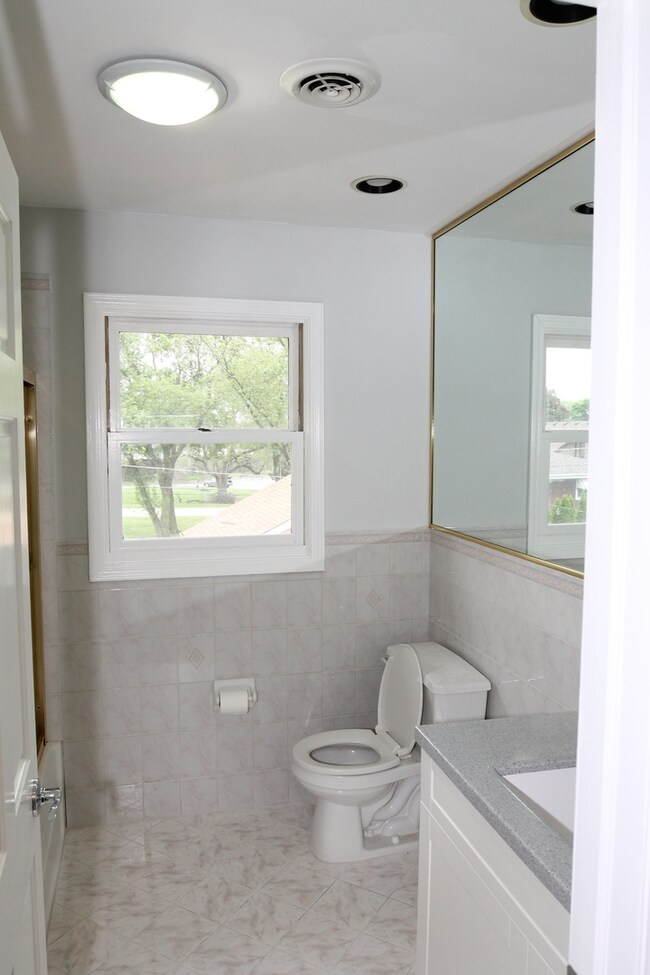 673 N Howard Ave, Elmhurst, IL 60126 - photo 3