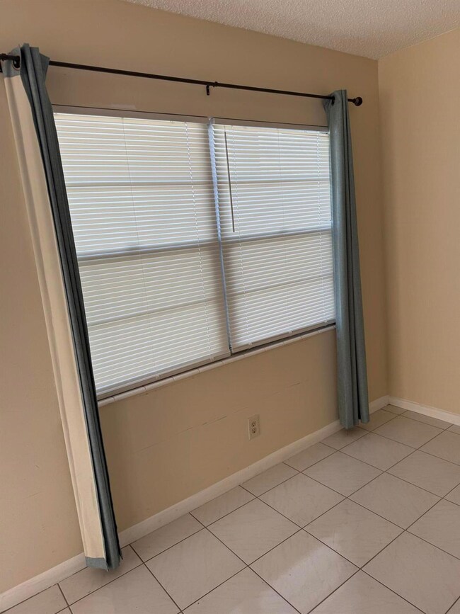 186 Suffolk E unit 186, Boca Raton, FL 33434 - photo 2