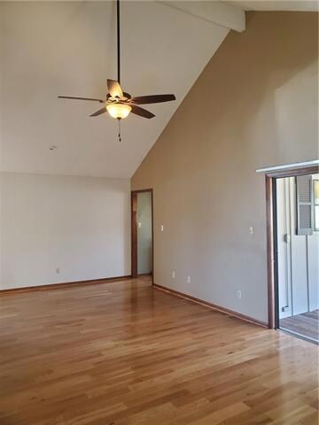 Vaulted Ceiling/Hardwoods