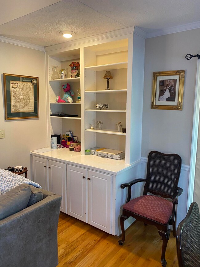 204 BUCK POINT BUILT IN CABINETS