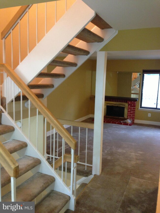 18455 Stone Hollow Dr, Germantown, MD 20874 - photo 2