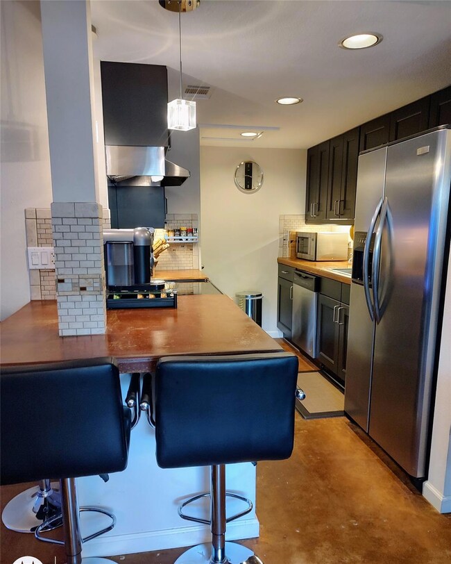 Kitchen featuring a kitchen bar, recessed lightin