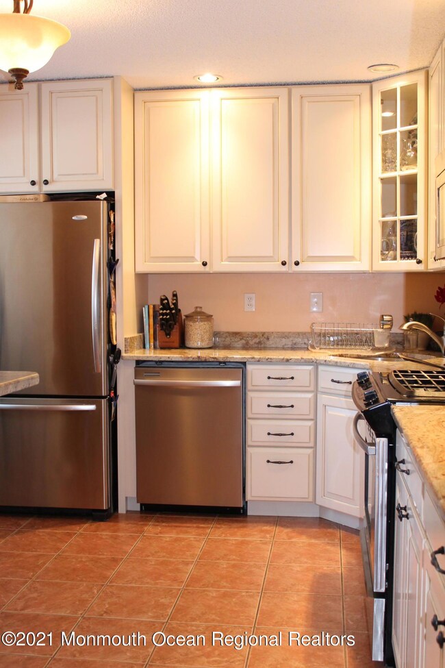 33 Citation Ct unit 17C, Tinton Falls, NJ 07724 - photo 2