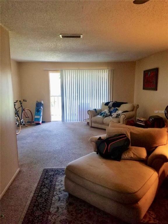Living Room/Dining Area