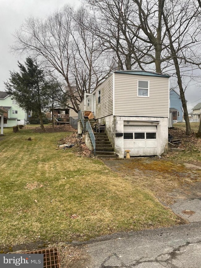 144 E Pine St, Dunmore, PA 18512 - photo 2