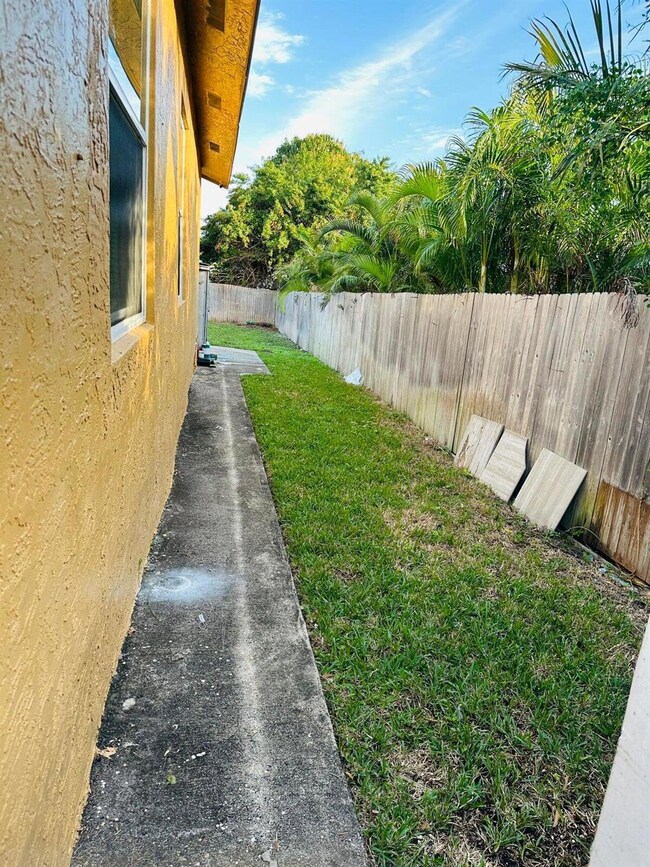 833 Briggs St, West Palm Beach, FL 33405 - photo 4