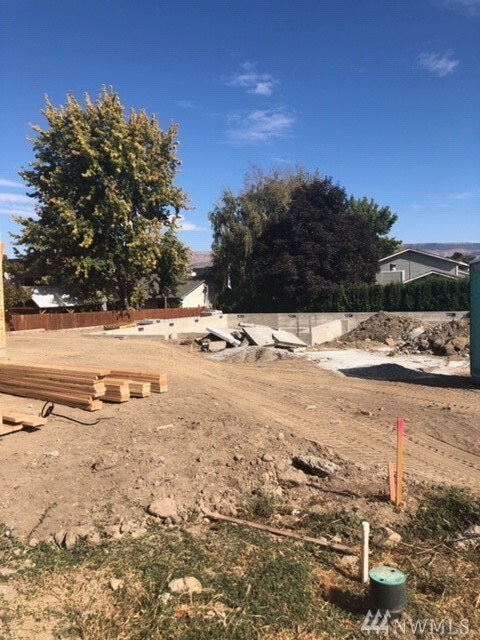 215 Pershing Cir, Wenatchee, WA 98801 - photo 2