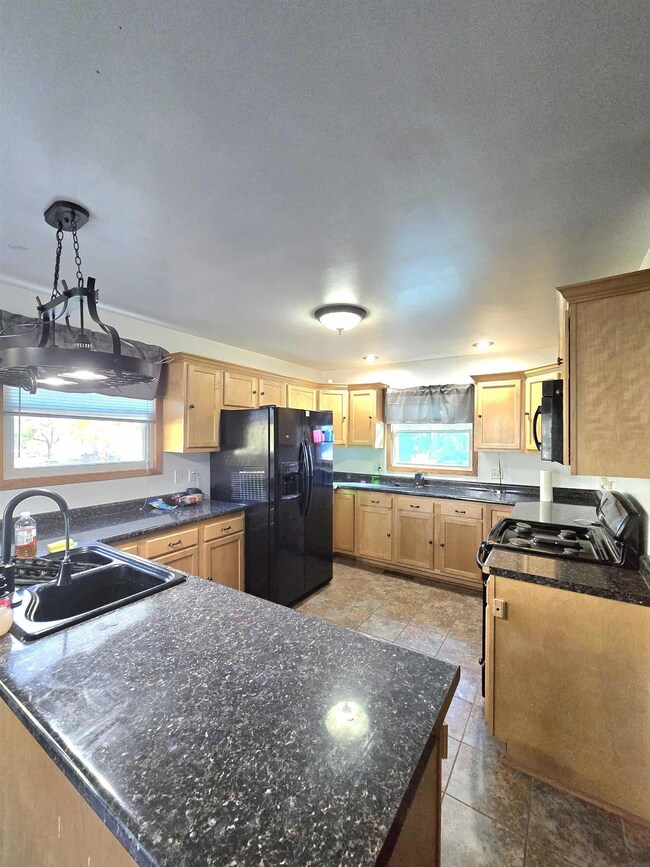 617 E Charles St, Oelwein, IA 50662 - photo 5