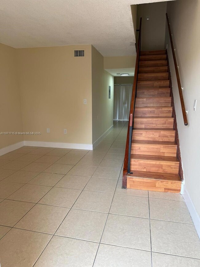2377 W 66th Place unit 204, Hialeah, FL 33016 - photo 4