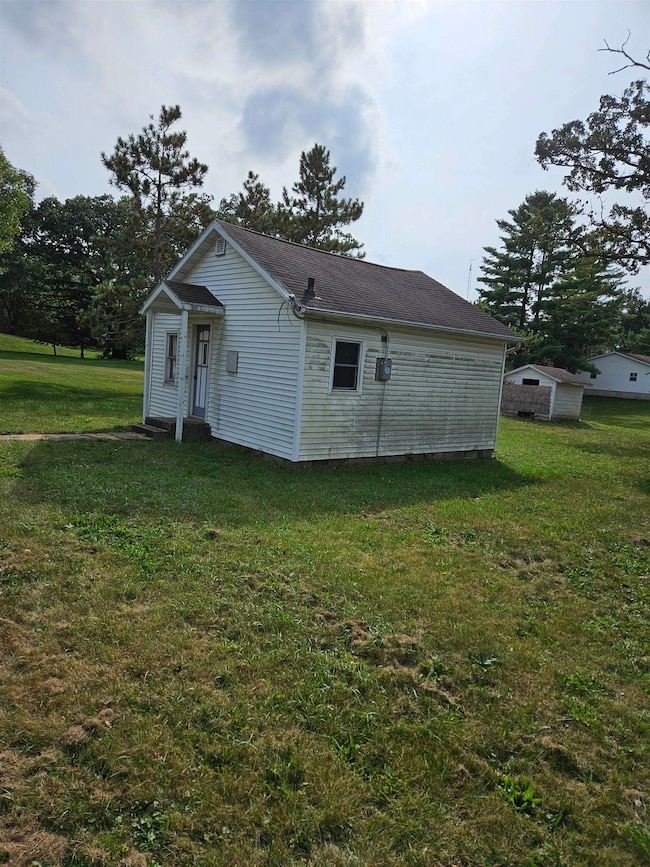 722 N Brewster Ave, Freeport, IL 61032 - photo 2