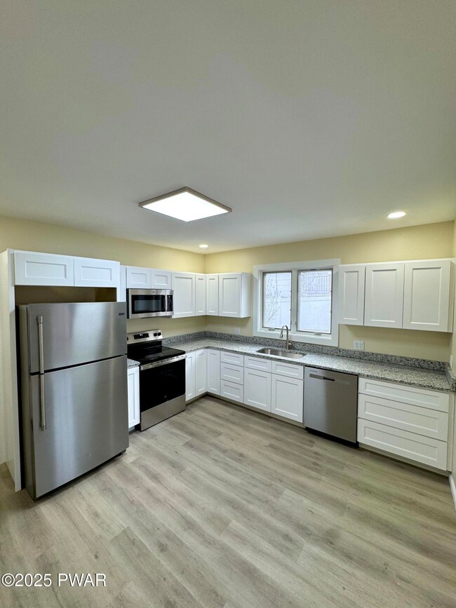 408 W Grove St unit Lower, Scranton, PA 18510 - photo 6