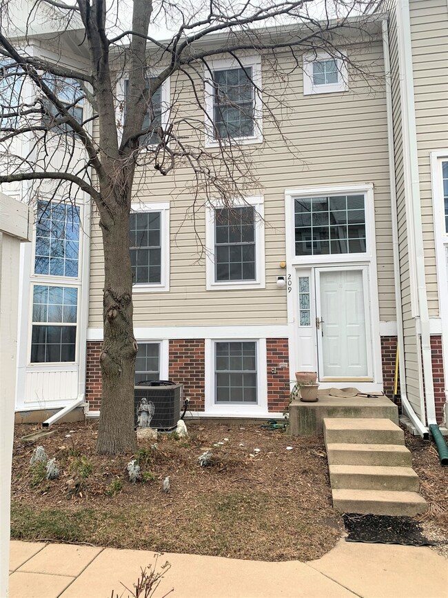 209 Hidden Creek Ln unit 305, North Aurora, IL 60542 - photo 2