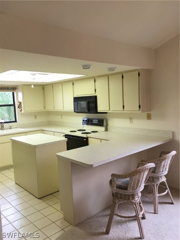 Kitchen with Island, Pantry, Breakfast bar