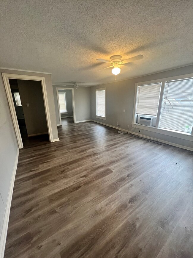 4518 Los Angeles St unit 3, Houston, TX 77026 - photo 4