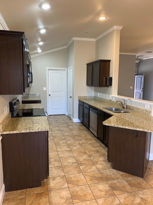 9305 Lamar Ave, Odessa, TX 79765 - photo 4