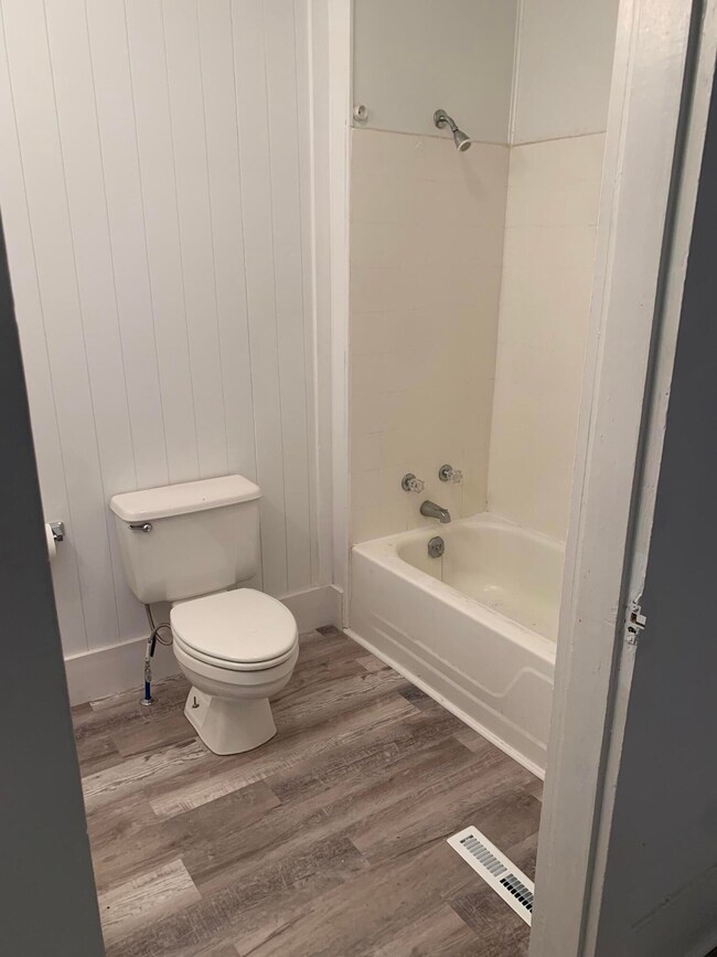 301 Kelly Street unit B Bathroom 2