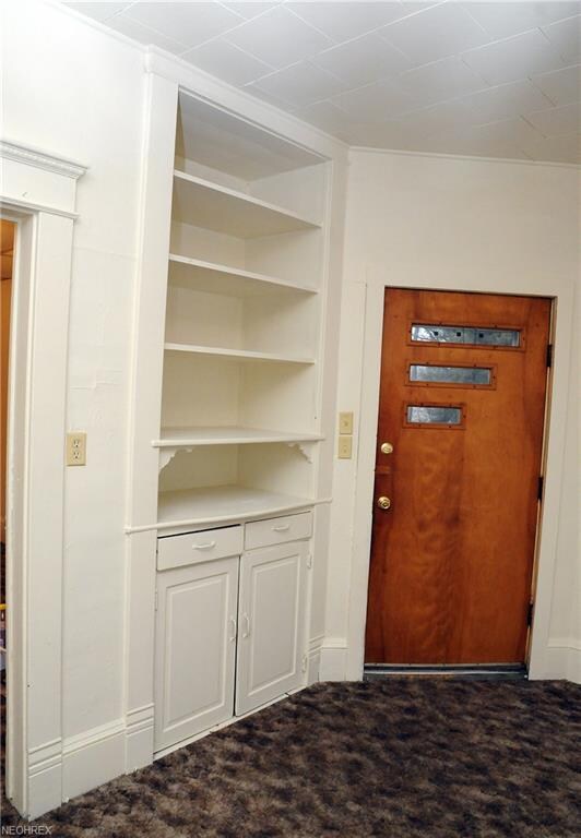 Entry/Living room
