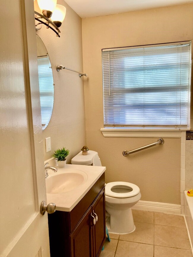 6834 Driftwood St, Houston, TX 77021 - photo 4