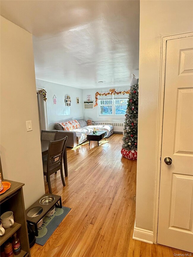 22411 Kingsbury Ave unit A, Oakland Gardens, NY 11364 - photo 6