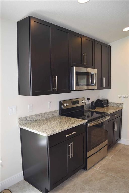 Flat Top Stainless Steel Range with Tons of Upper 