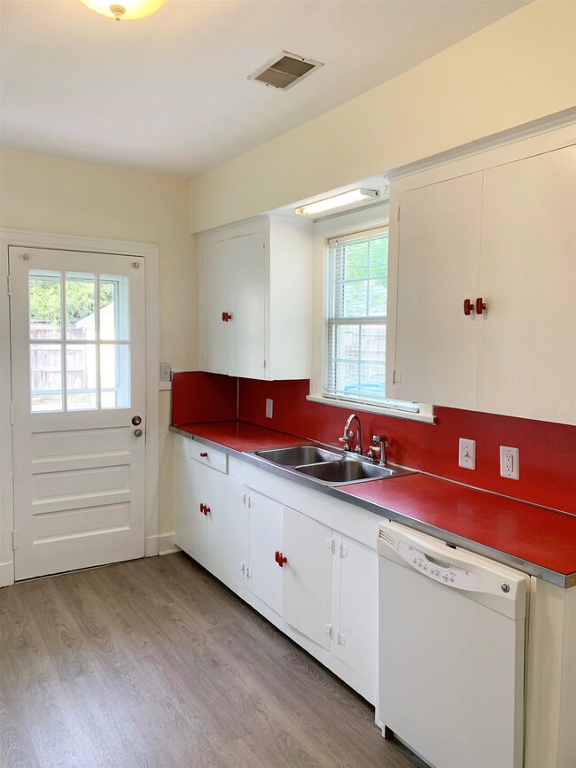 Another shot of this cool vintage kitchen showing 