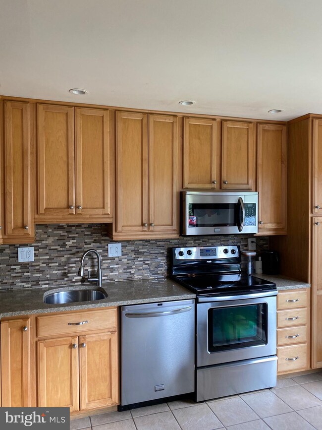 110 Roberts Ln unit 100, Alexandria, VA 22314 - photo 3