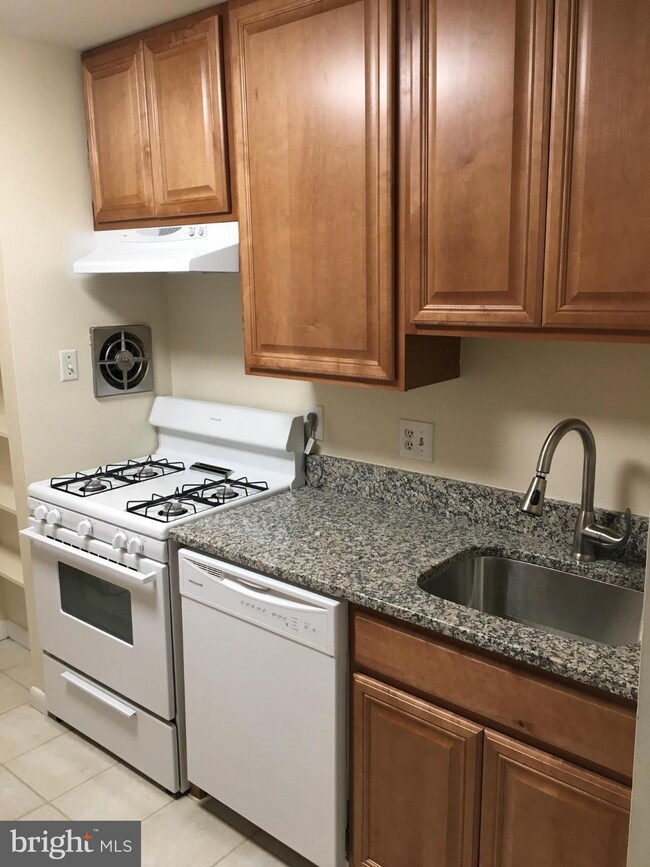 1952 Kennedy Dr unit 202, McLean, VA 22102 - photo 7