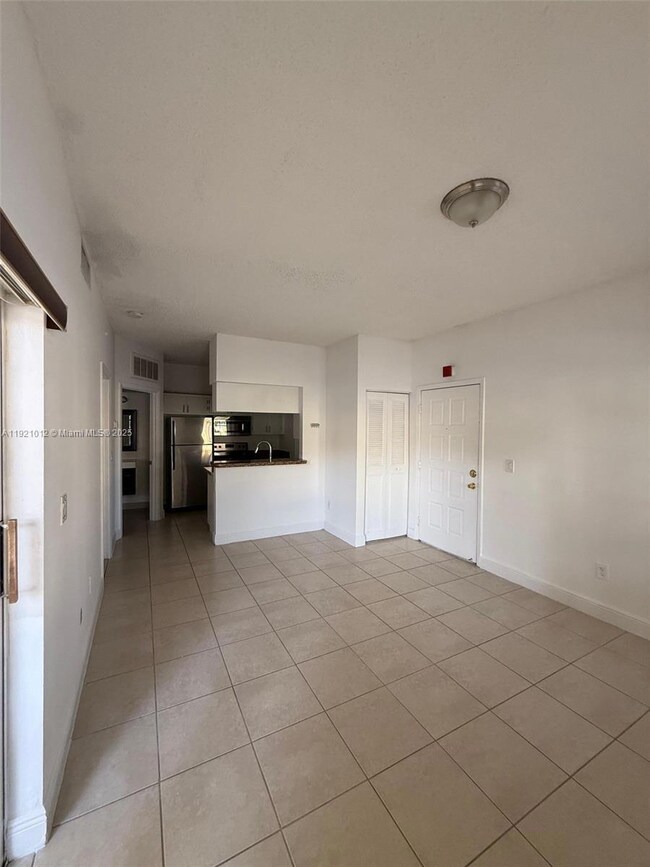 18348 NW 68th Ave unit E, Hialeah, FL 33015 - photo 4